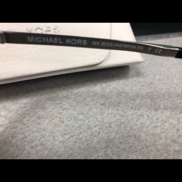 MK SUN GLASSES!! Authentic!! Like new - Picture 3 of 5